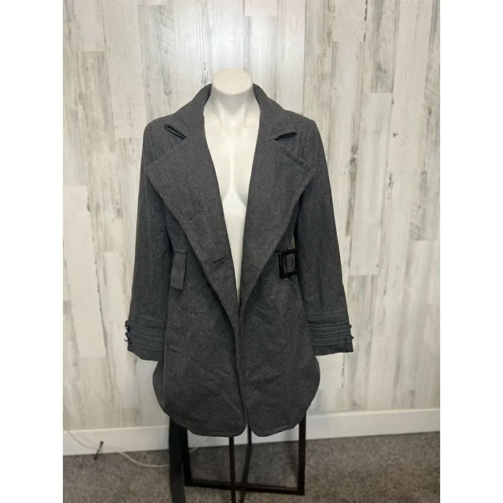 Trenchâ
grayâcoat